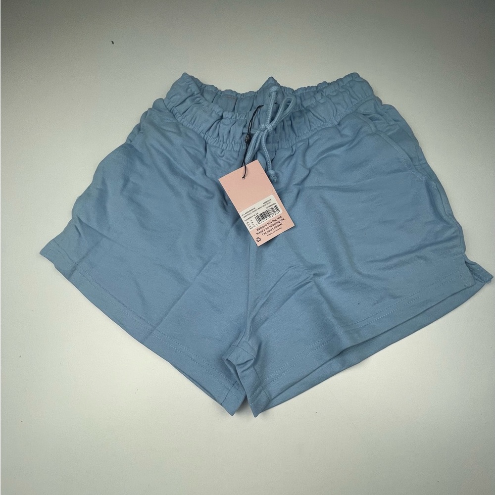 LOOPBACK SHORT WITH SIDE SPLIT
POWDER BLUE